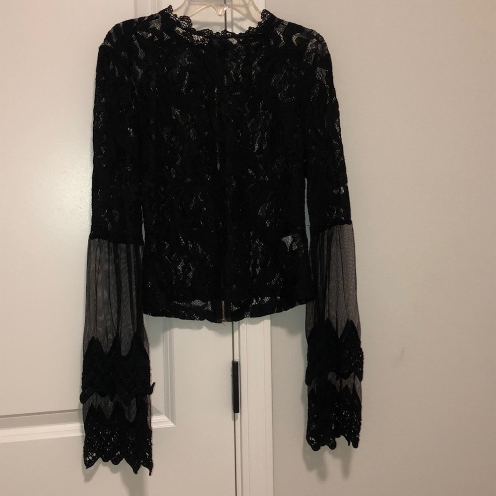 Bell sleeve, lace crop top!